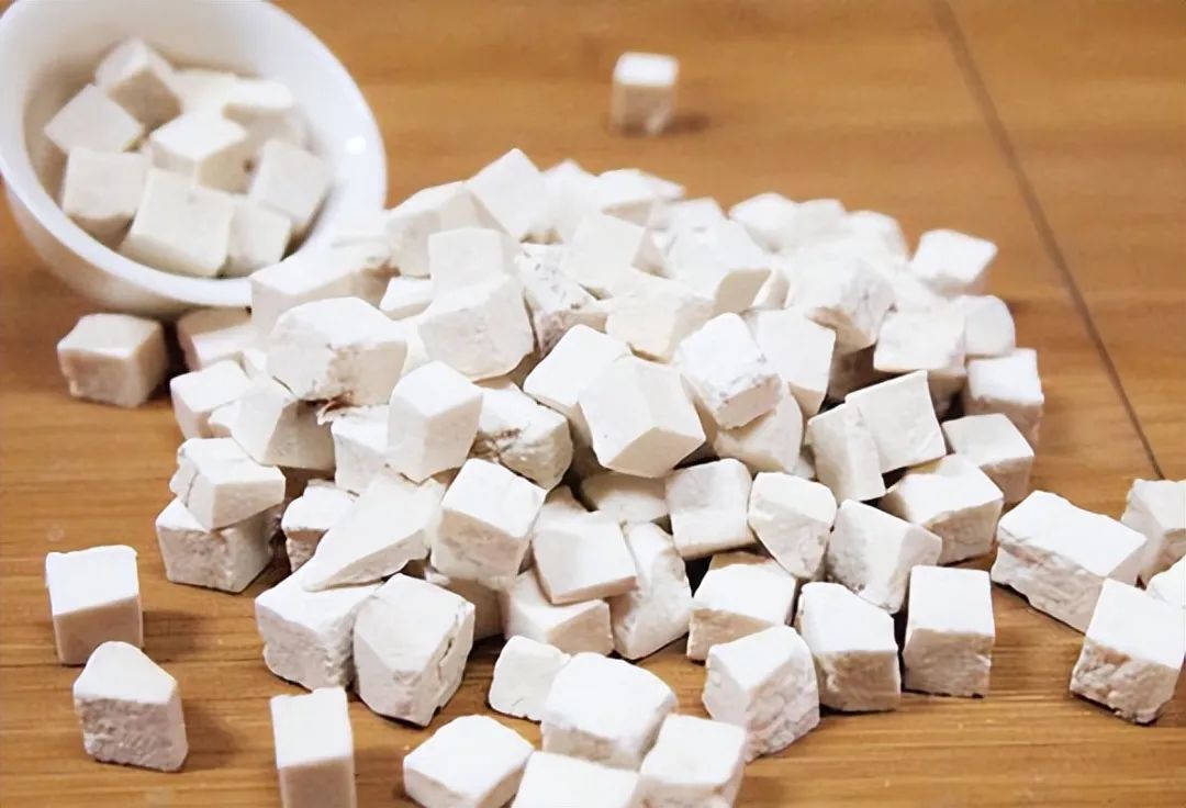 Using Fu Ling (Poria) in Water to Eliminate Dampness and Strengthen the Spleen and Stomach