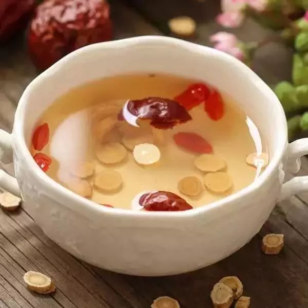 The Top 10 Benefits and 5 Contraindications of Drinking Astragalus Tea: Are You Consuming It Correctly?