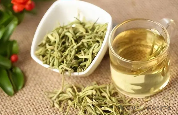 The Four Benefits and Functions of Jin Yin Hua (Honeysuckle)