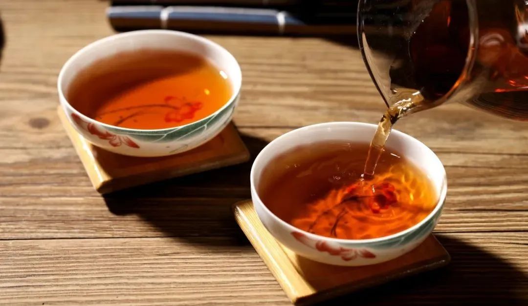 14 Methods of Brewing Poria Tea for Strengthening the Spleen and Generating Fluids, Resolving Dampness, Stopping Diarrhea, and Nourishing Qi