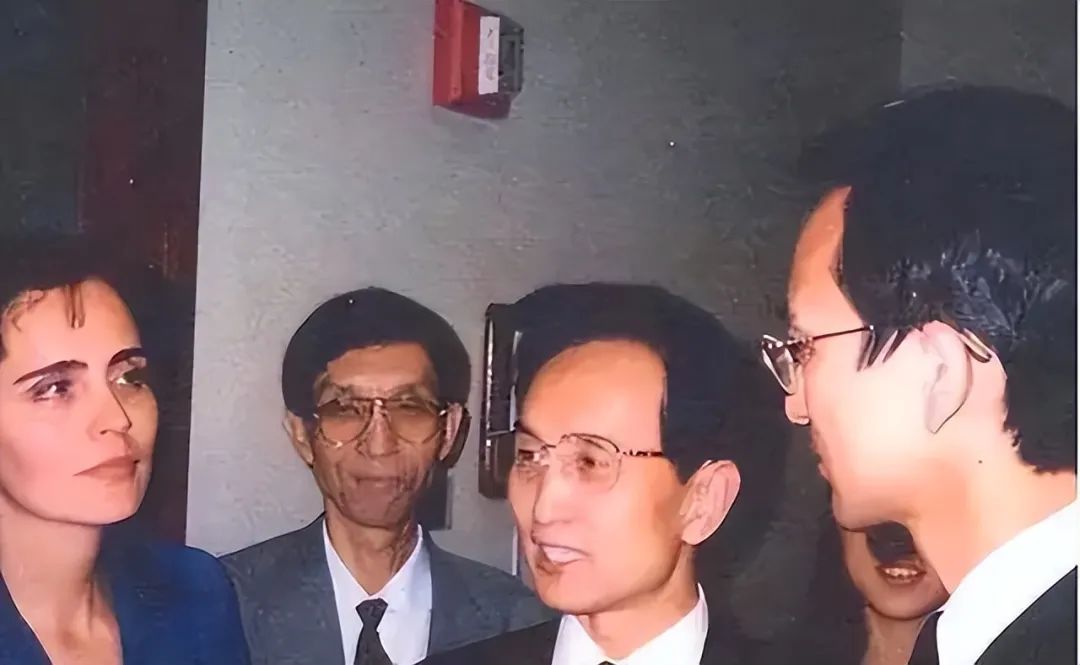Qigong Master Yan Xin: Claims to Extinguish Fires and Intercept Missiles with Thought, Poses Closely with US Presidents