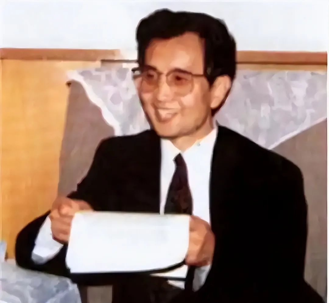 Qigong Master Yan Xin: Claims to Extinguish Fires and Intercept Missiles with Thought, Poses Closely with US Presidents