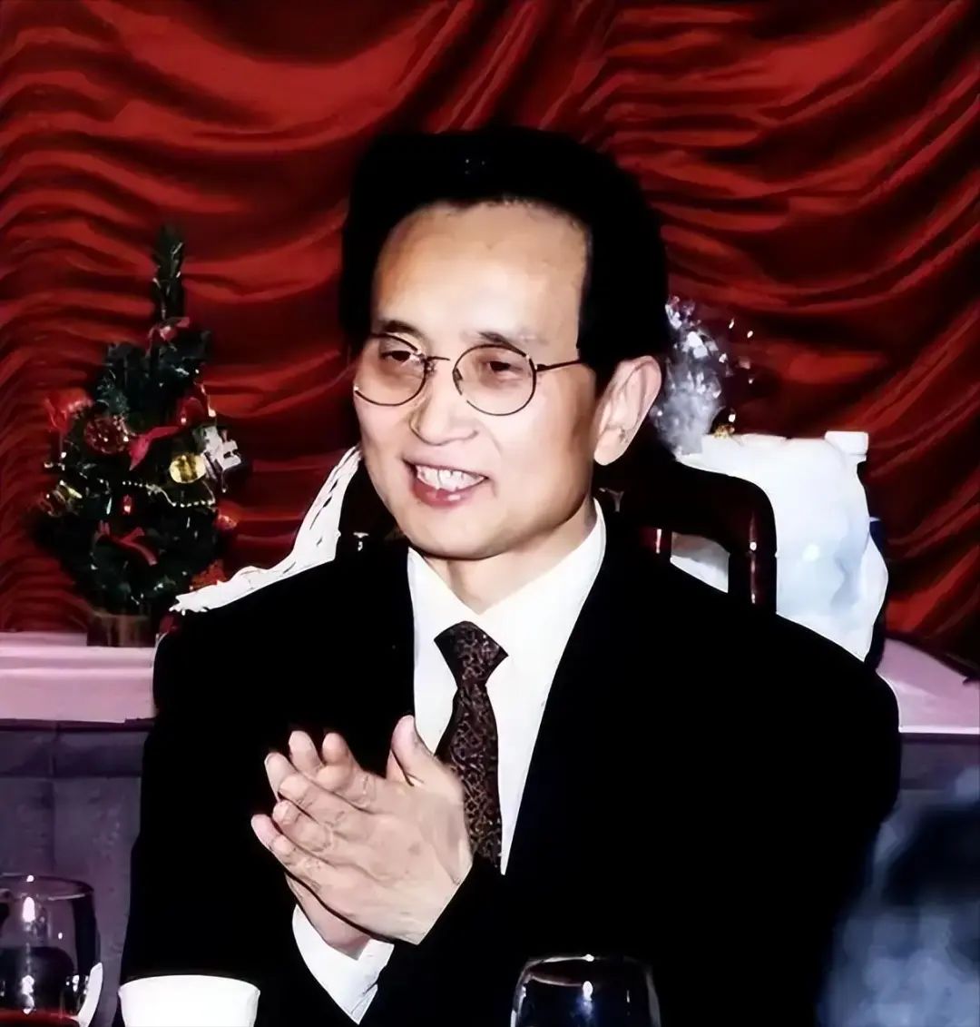 Qigong Master Yan Xin: Claims to Extinguish Fires and Intercept Missiles with Thought, Poses Closely with US Presidents