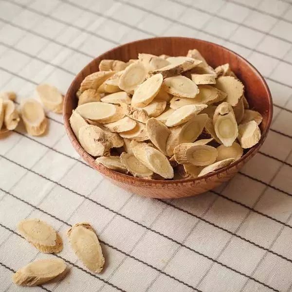The Top 10 Benefits and 5 Contraindications of Drinking Astragalus Tea: Are You Consuming It Correctly?