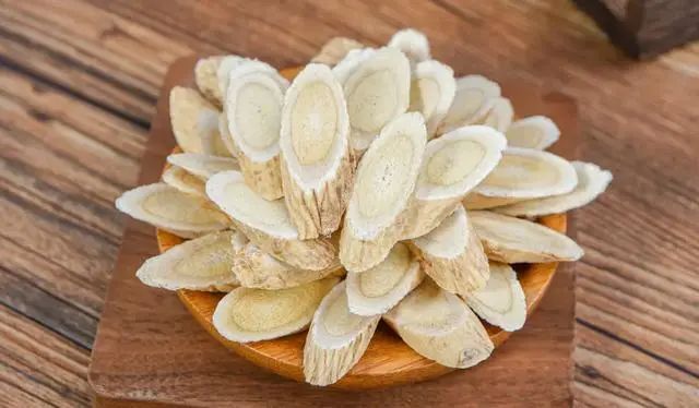 Traditional Chinese Medicine Herb: Huang Qi (Radix Astragali)