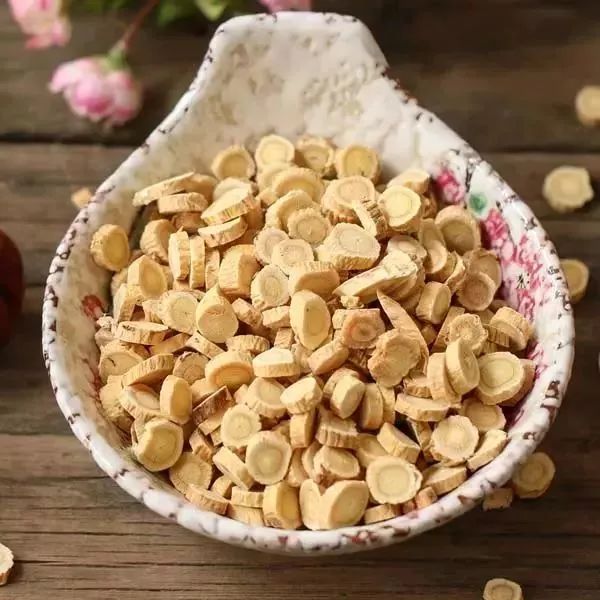 The Top 10 Benefits and 5 Contraindications of Drinking Astragalus Tea: Are You Consuming It Correctly?