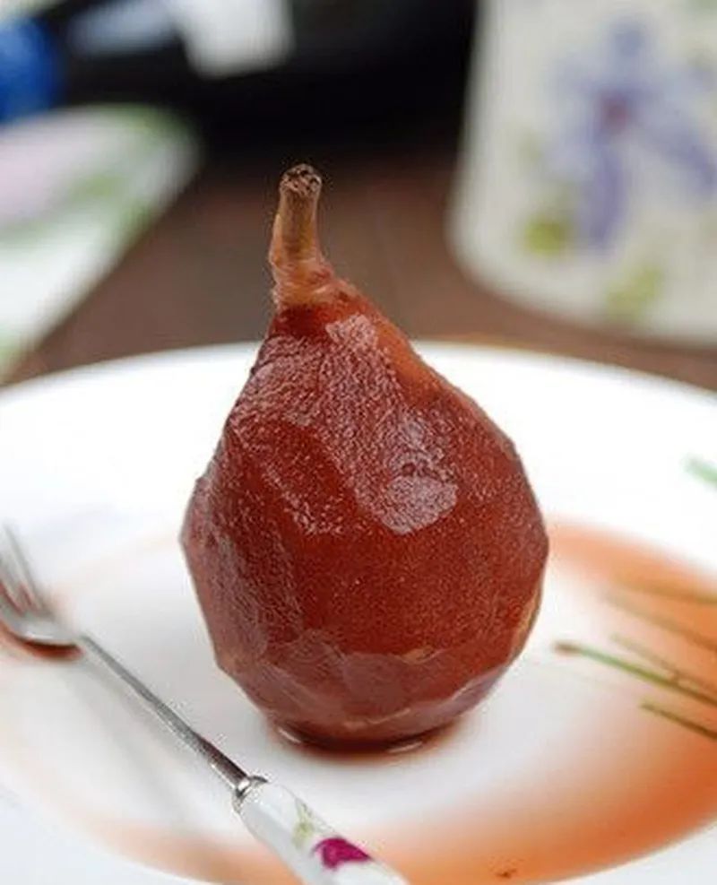 Elegant French Style: Red Wine Poached Pears with Cinnamon Aroma