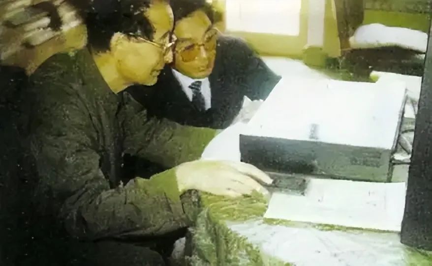 Qigong Master Yan Xin: Claims to Extinguish Fires and Intercept Missiles with Thought, Poses Closely with US Presidents