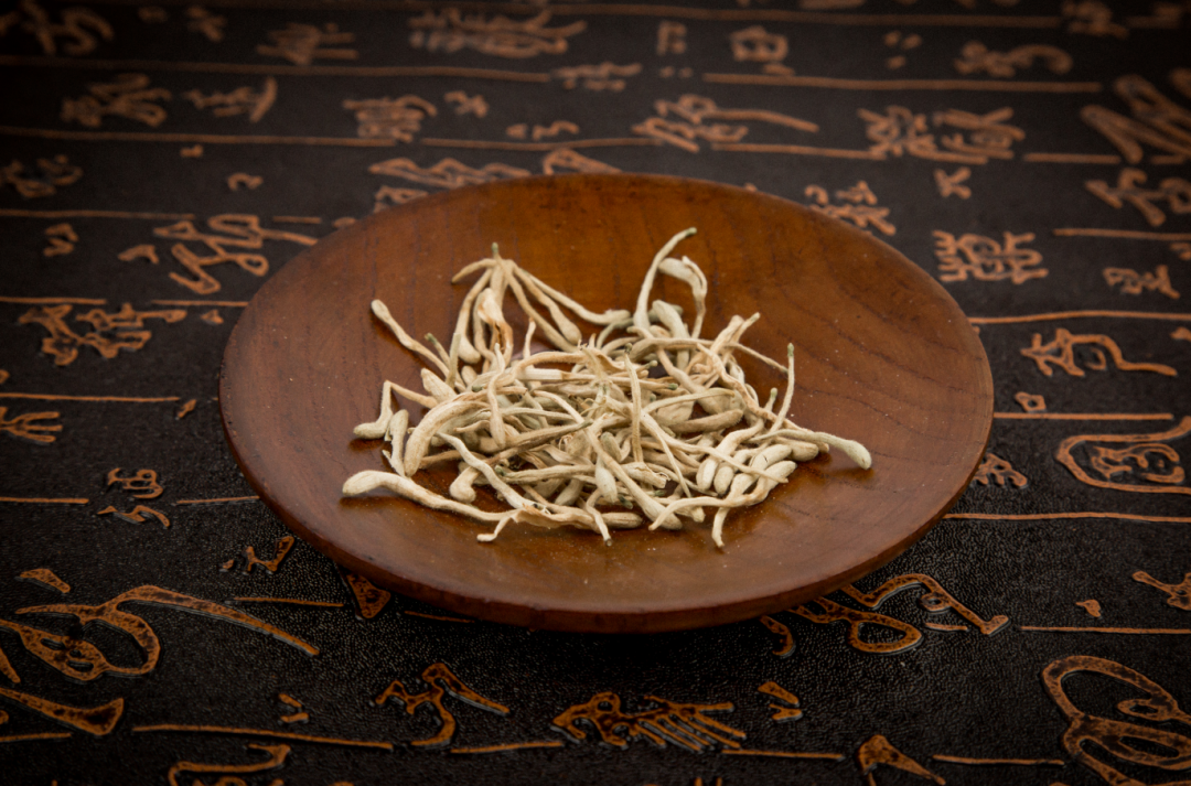 Preventing Heat Stroke and Wind-Heat Colds in Summer: Relieving Sore Throat and Treating Skin Conditions with Honeysuckle!