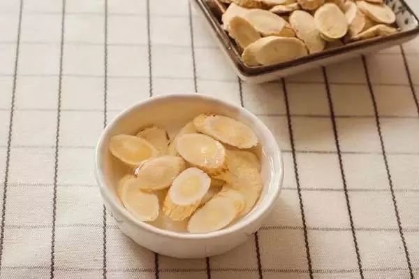 The Top 10 Benefits and 5 Contraindications of Drinking Astragalus Tea: Are You Consuming It Correctly?
