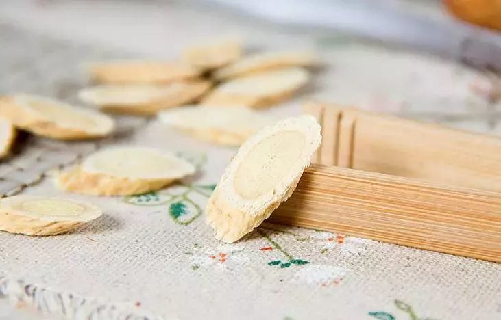 The Golden Partners of Astragalus