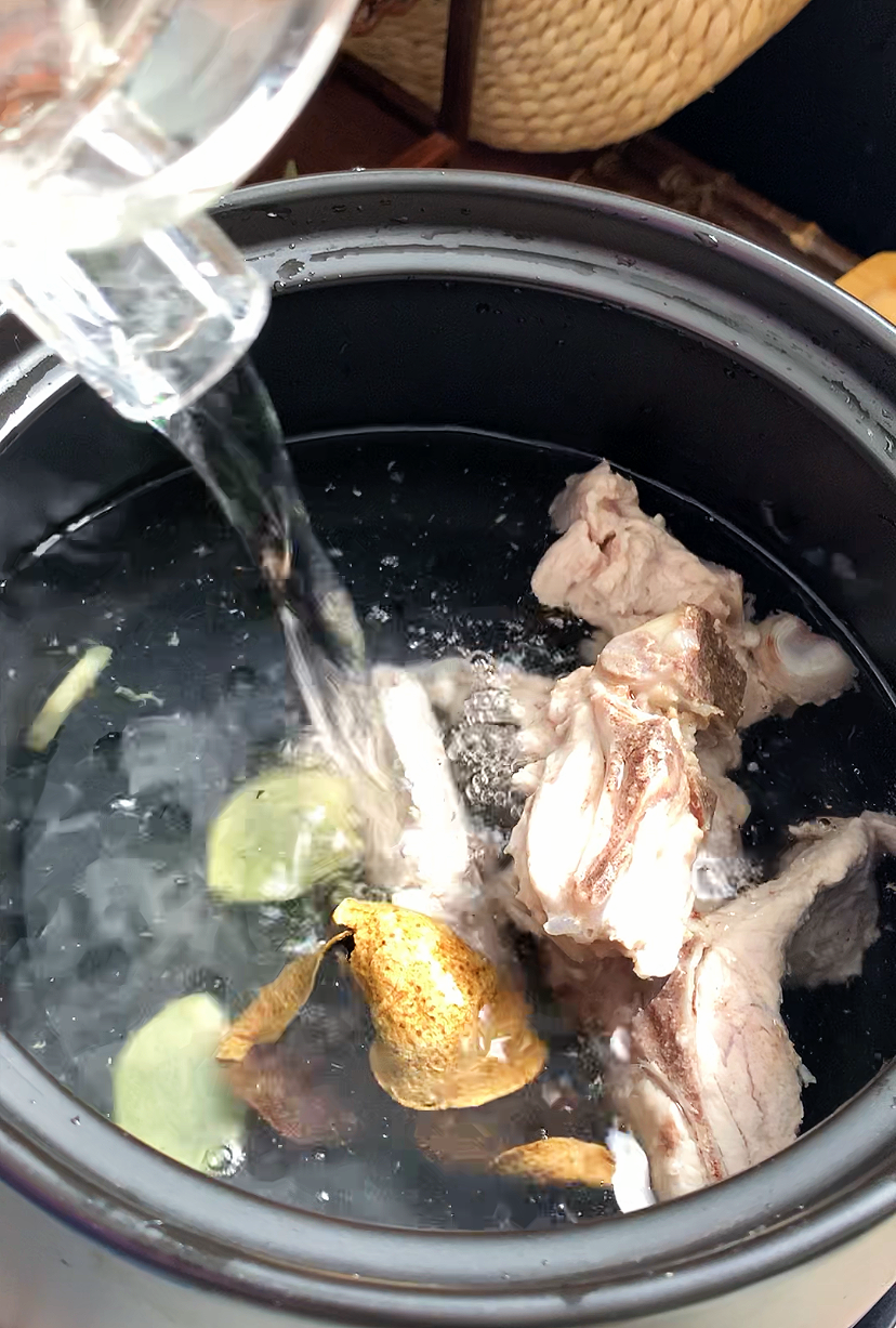 Phlegm-Damp Constitution: Winter Bone Soup for Resolving Accumulation and Promoting Qi Flow
