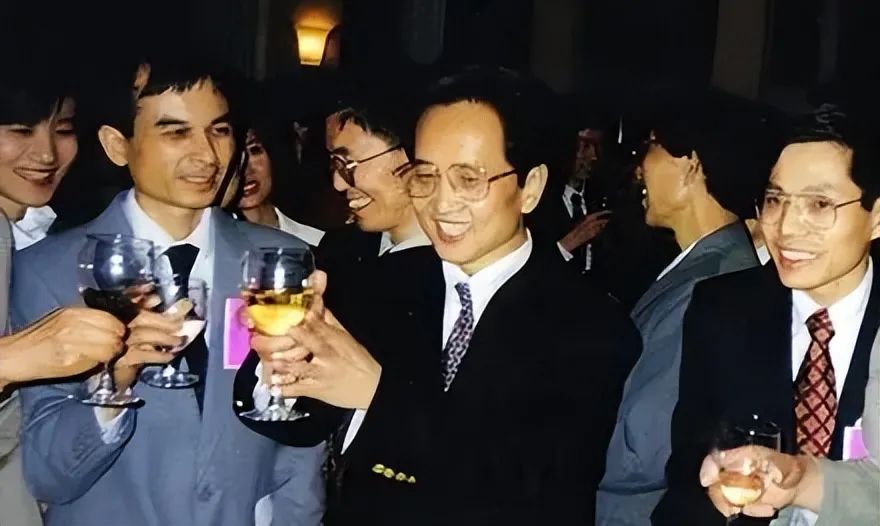 Qigong Master Yan Xin: Claims to Extinguish Fires and Intercept Missiles with Thought, Poses Closely with US Presidents