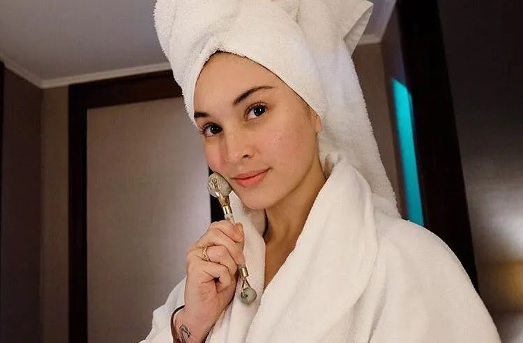 The Secret Gua Sha Technique of Celebrities for a Slim Face and Tight Skin