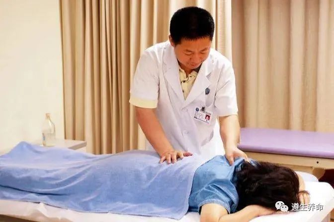 The Treasures of Traditional Chinese Medicine: The Six Major Techniques of Bian, Acupuncture, Moxibustion, Herbal Medicine, Daoyin, and Anqiao