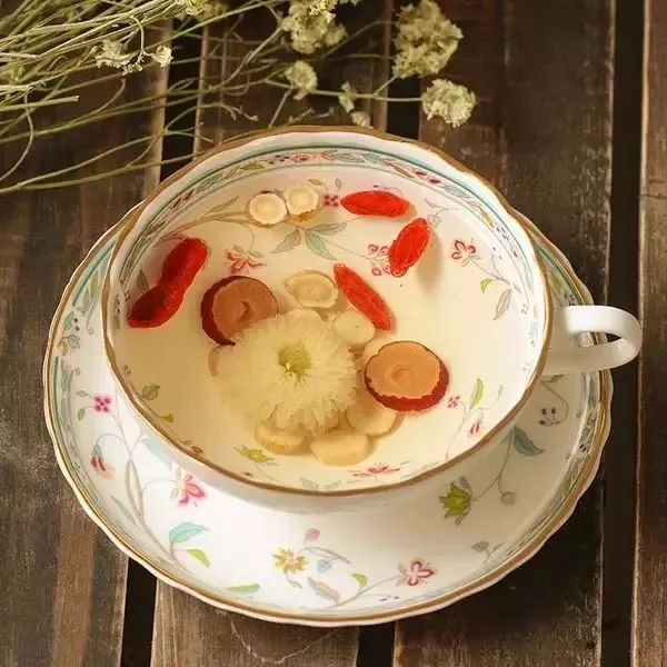 The Top 10 Benefits and 5 Contraindications of Drinking Astragalus Tea: Are You Consuming It Correctly?