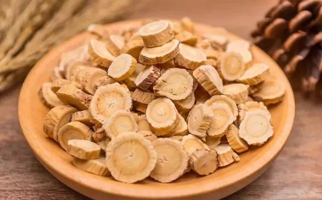 The Legendary Herb Astragalus: A Doctor Introduces 3 Major Astragalus-Based Formulas and Their 6 Powerful Benefits