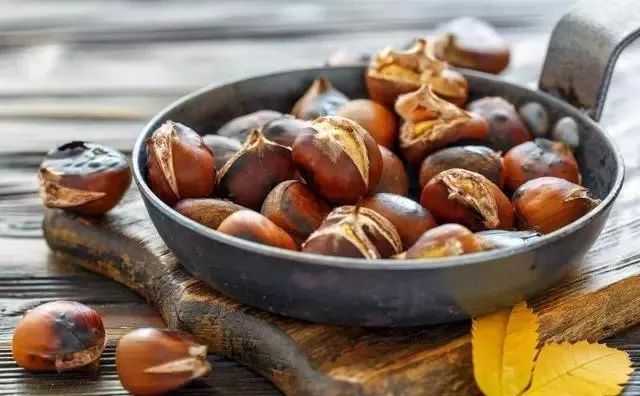 What Traditional Chinese Medicines Are Effective for Spleen and Stomach Deficiency, Damp-Heat, and Weakness?