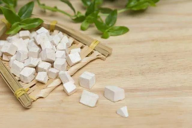 Effects and Functions of Poria (Fu Ling), Contraindications, and Side Effects