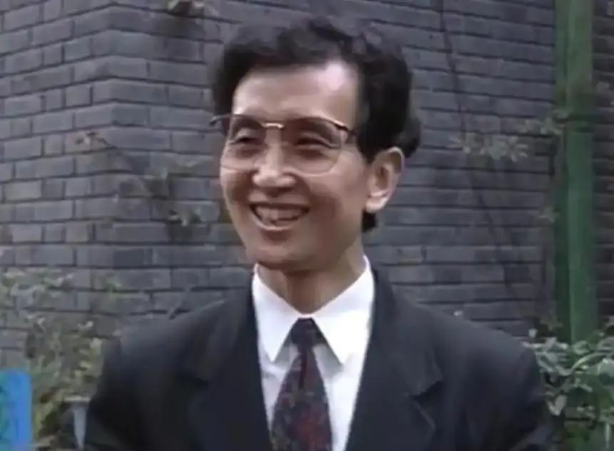 Qigong Master Yan Xin: Claims to Extinguish Fires and Intercept Missiles with Thought, Poses Closely with US Presidents