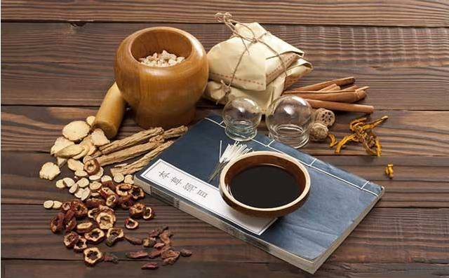 The Meaning of 'Supporting the Right' and 'Expelling the Evil' in Traditional Chinese Medicine