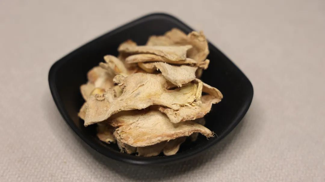Dried Ginger vs. Fresh Ginger: Understanding Their Differences and Applications for Cold Symptoms