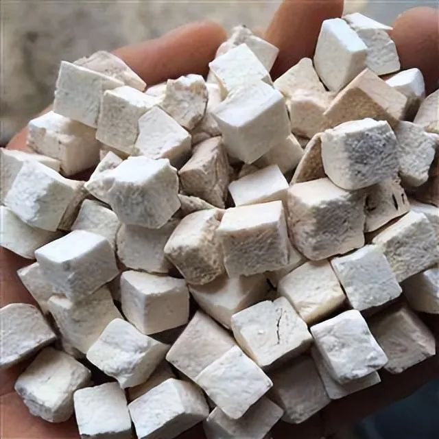 Using Fu Ling (Poria) in Water to Eliminate Dampness and Strengthen the Spleen and Stomach