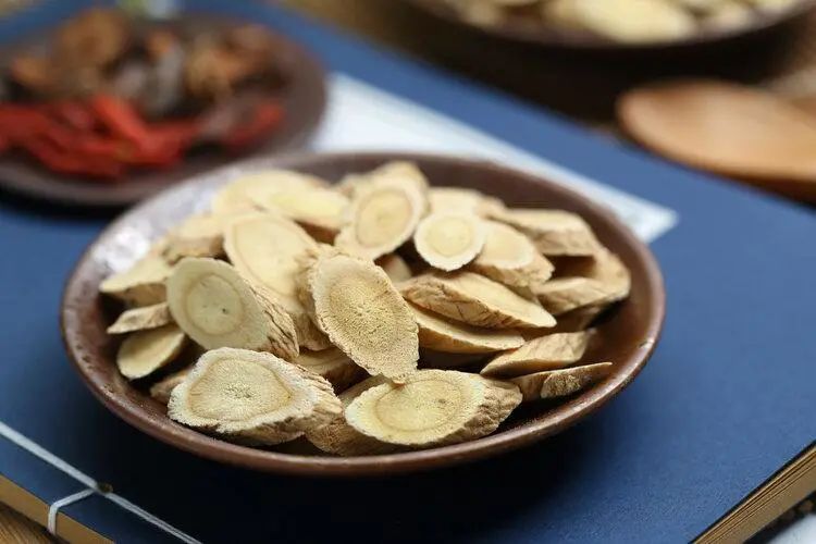 Does Drinking Astragalus Water Harm the Kidneys? Warning: These 4 Chinese Herbs Are Truly Harmful to the Kidneys