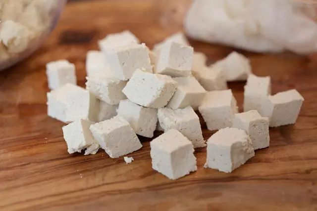Nutritional Value, Efficacy, Consumption Methods, and Precautions of Poria (Fu Ling)