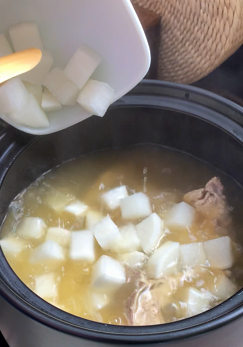 Phlegm-Damp Constitution: Winter Bone Soup for Resolving Accumulation and Promoting Qi Flow