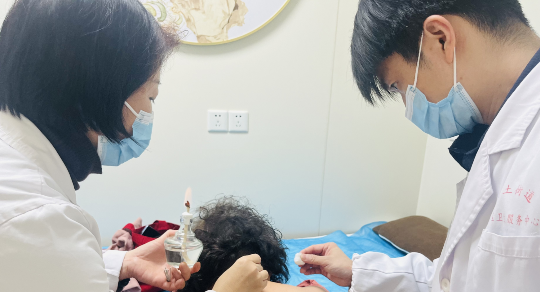 Amazing! The 'Fire Needle Secret' at the Community Health Service Station