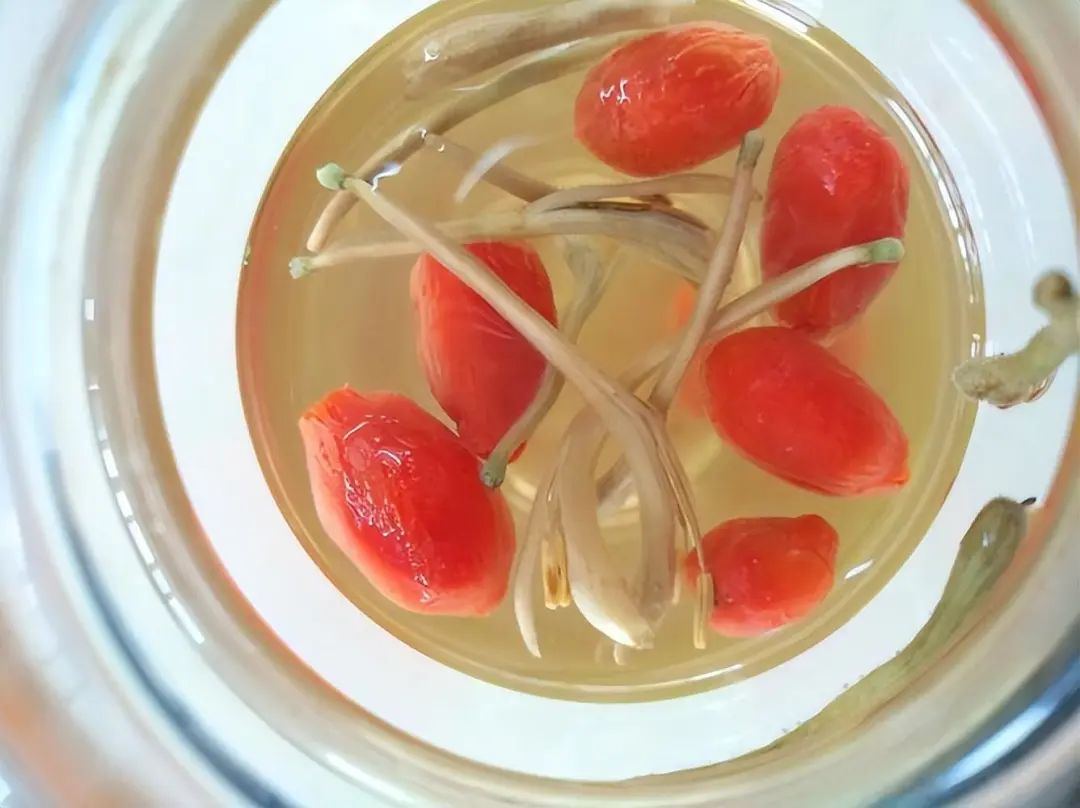 Honeysuckle: A Natural Pair for Liver Cleansing and Improved Sleep