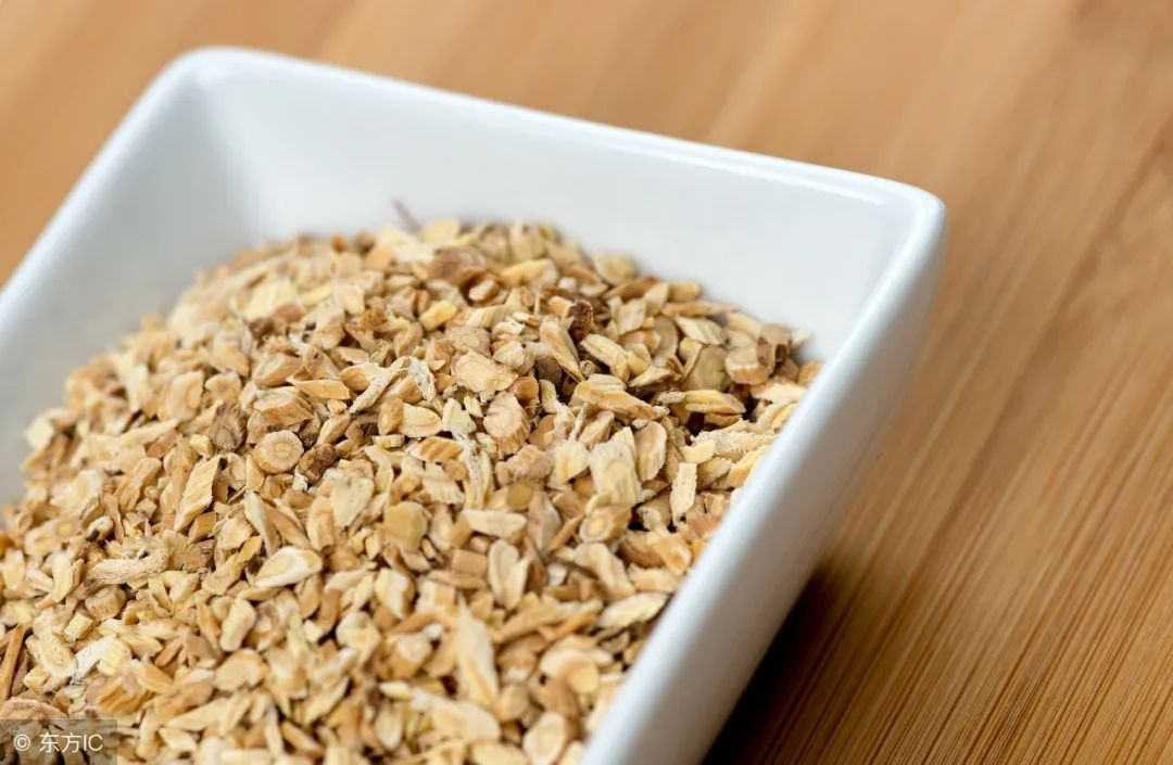 Astragalus: The First for Qi Tonification - Benefits and Precautions of Drinking Astragalus Water
