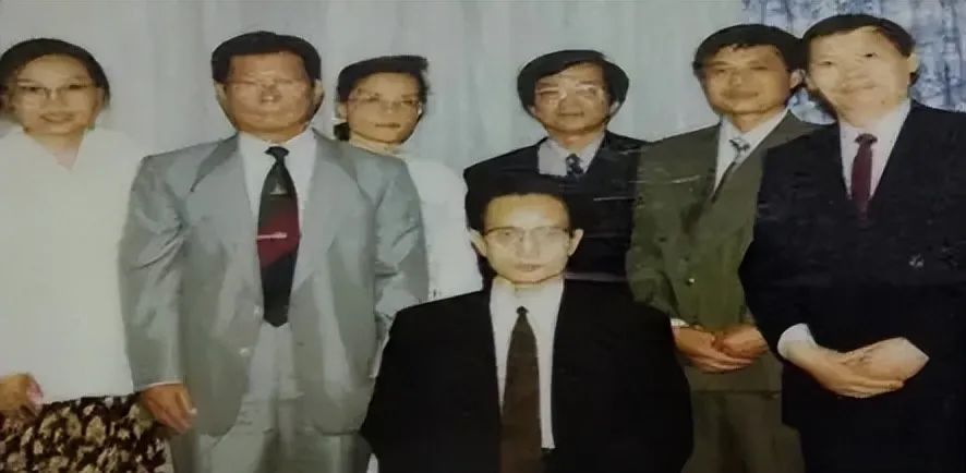 Qigong Master Yan Xin: Claims to Extinguish Fires and Intercept Missiles with Thought, Poses Closely with US Presidents