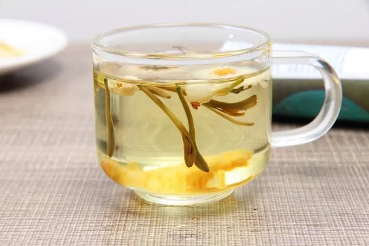 Honeysuckle: A Natural Pair for Liver Cleansing and Improved Sleep