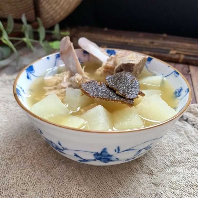 Phlegm-Damp Constitution: Winter Bone Soup for Resolving Accumulation and Promoting Qi Flow