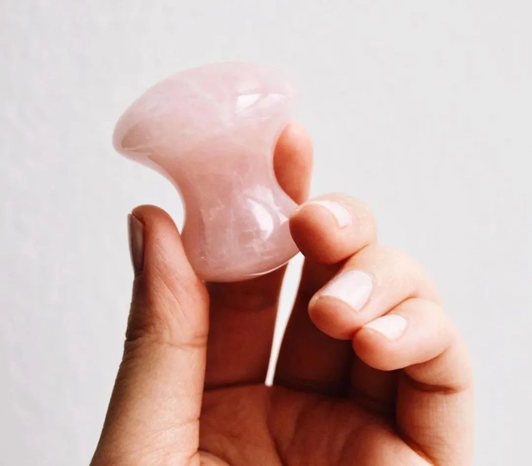 The Secret Gua Sha Technique of Celebrities for a Slim Face and Tight Skin