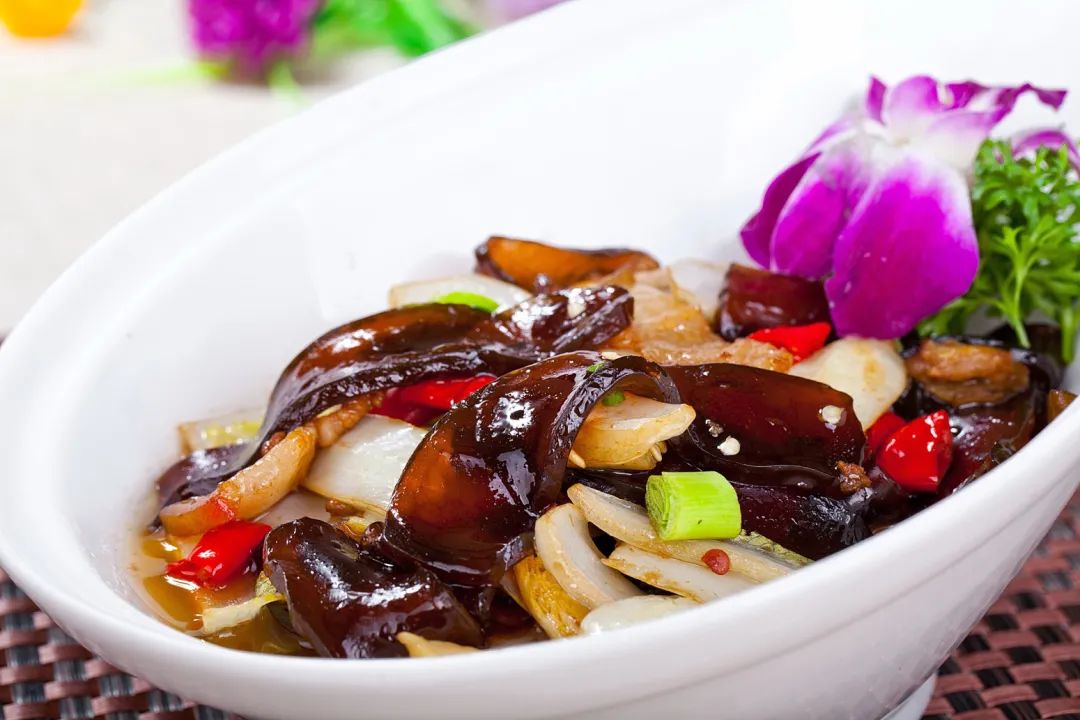 Traditional Chinese Medicine: The Dual Role of Medicinal and Culinary Herbs