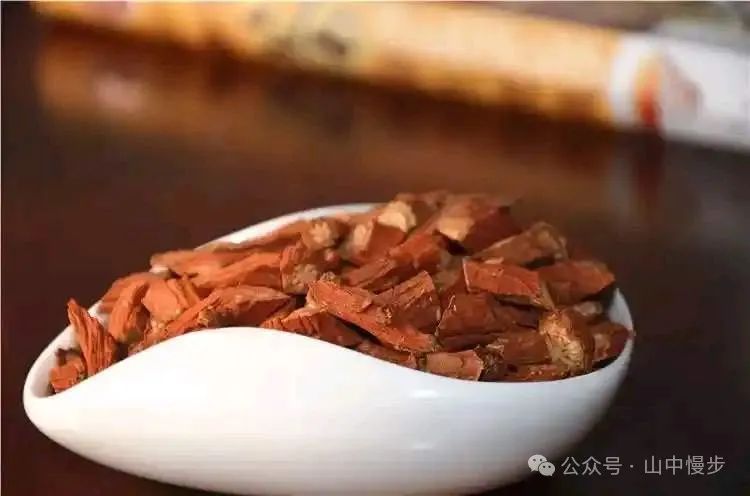 A Story Behind Each Herb: Dan Shen - The 'Vascular Cleaner' That Melts Stagnation Like Spring Water
