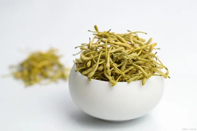Honeysuckle: A Treasure for Brewing Tea, Helping to Solve 5 Problems