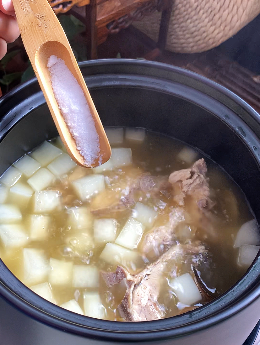Phlegm-Damp Constitution: Winter Bone Soup for Resolving Accumulation and Promoting Qi Flow