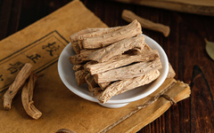 Two Medicinal Herbs Called 'Ginseng': One Greatly Tonifies Vital Qi, the Other Tonifies the Middle and Benefits Qi - Which is 'Most Nourishing'?