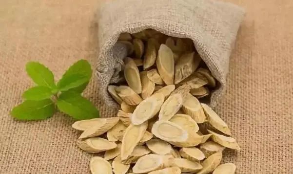 Three Major Benefits and Precautions of Drinking Astragalus Tea