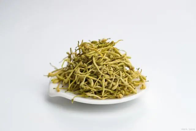 Honeysuckle: A Treasure for Brewing Tea, Helping to Solve 5 Problems