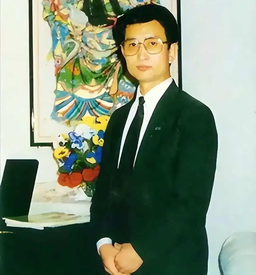 Qigong Master Yan Xin: Claims to Extinguish Fires and Intercept Missiles with Thought, Poses Closely with US Presidents