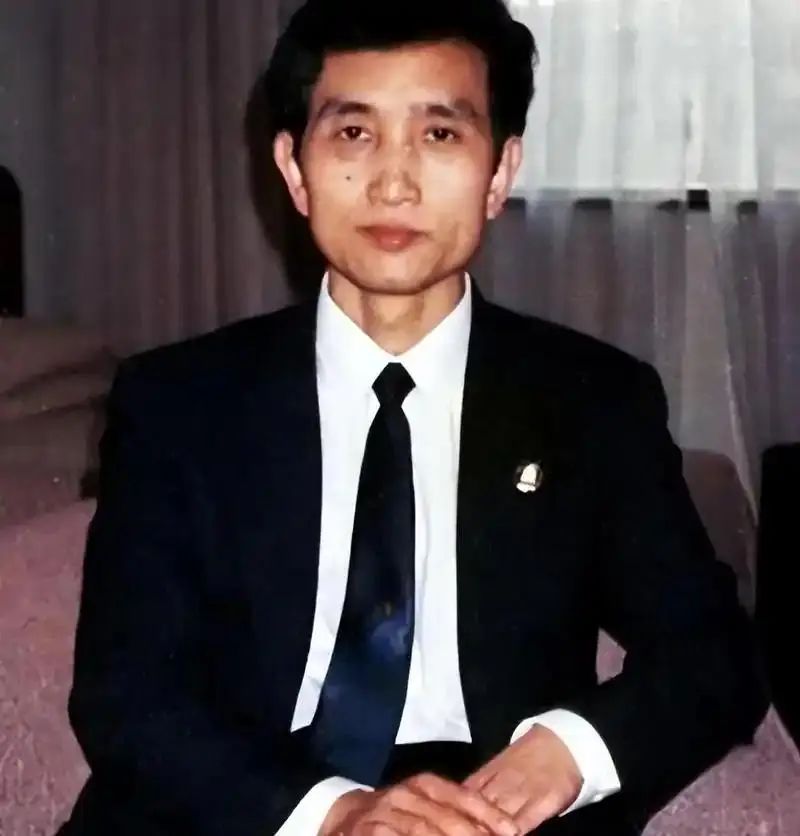 Qigong Master Yan Xin: Claims to Extinguish Fires and Intercept Missiles with Thought, Poses Closely with US Presidents