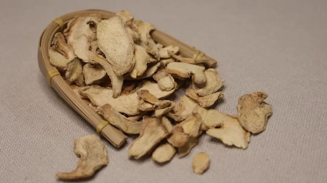 Dried Ginger vs. Fresh Ginger: Understanding Their Differences and Applications for Cold Symptoms