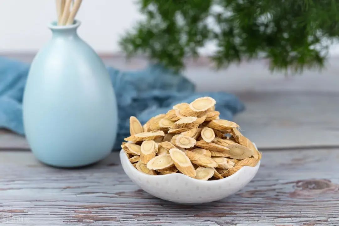 The Four Benefits of Drinking Astragalus Tea and Its Optimal Combinations with Other Herbs