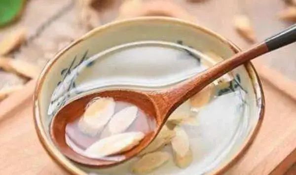 Three Major Benefits and Precautions of Drinking Astragalus Tea