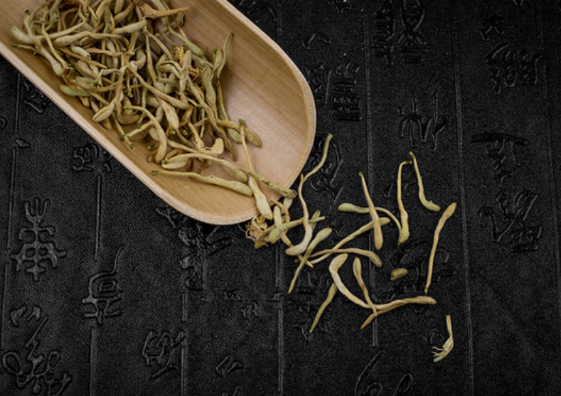 Utilizing Honeysuckle for Heat Clearance and Detoxification!